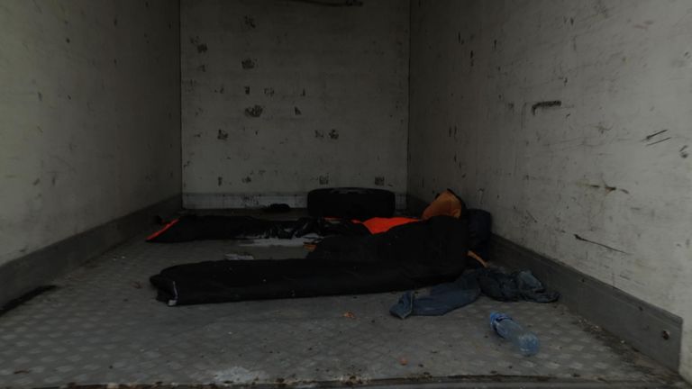 O interior da van usada para transportar imigrantes ilegais