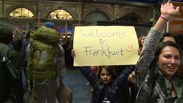 As pessoas aplaudiram quando os refugiados chegaram às estações ferroviárias alemãs em 2015.