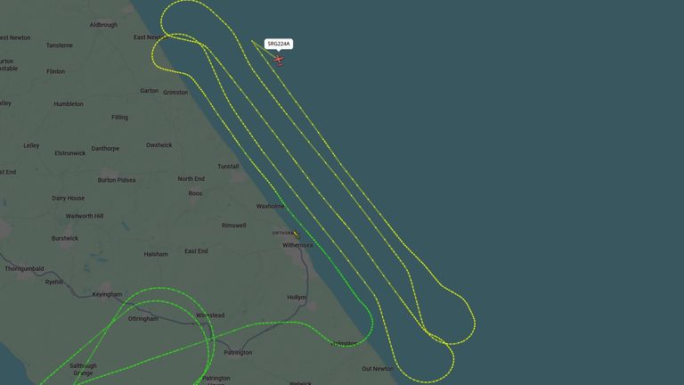 Uçuş radar verileri, arama çalışmalarına katılan bir helikopter ve uçağın Cuma günü izlediği yolu gösteriyor.