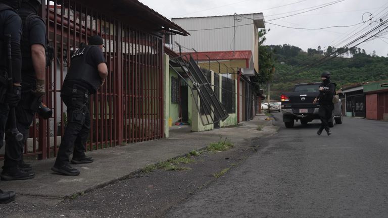 Interpol'ün Kosta Rika'daki Liberterra III Operasyonuna katılan polis baskın düzenledi.