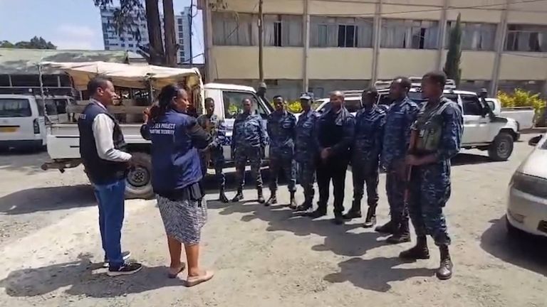 Interpol'ün Etiyopya'daki Liberterra III Operasyonuna katılan polis.