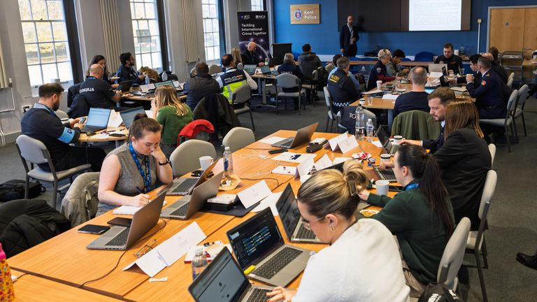 Dünyanın dört bir yanından kolluk kuvvetleri, Birleşik Krallık'taki Interpol operasyonel koordinasyon biriminde birlikte çalışmaktadır.