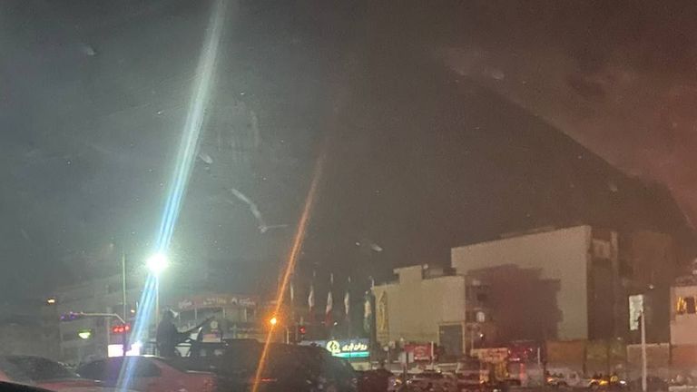 Een voertuig uitgerust met wat lijkt op een machinegeweer in Teheran op 8 januari. Foto: VahidOnline/X