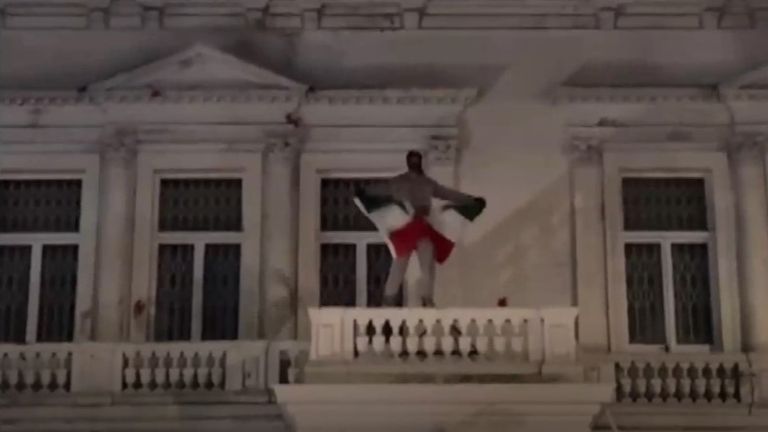 Bir protestocu Londra'daki İran büyükelçiliğine tırmanıyor. Resim: Ana tarafından sağlanmıştır