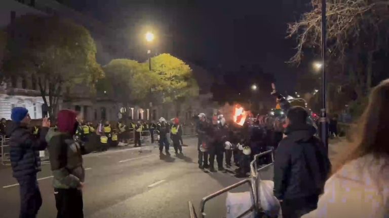 Londra'daki İran Büyükelçiliği önünde protestolar sürüyor. Resim: Ana tarafından sağlanmıştır
