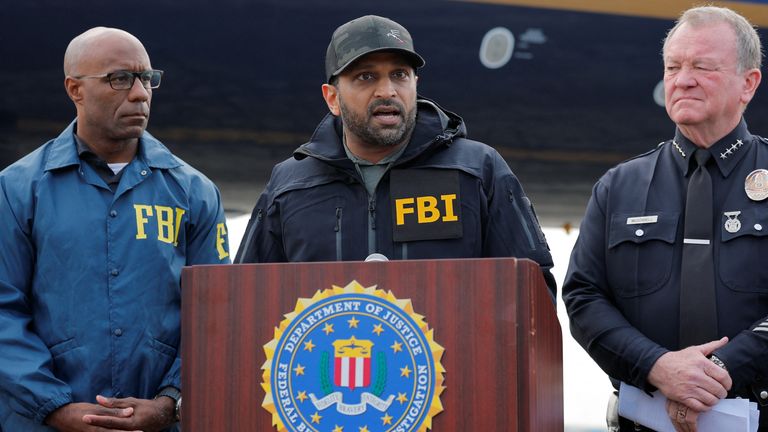 FBI-directeur Kash Patel (c) kondigt de arrestatie van Wedding aan. Foto: Reuters