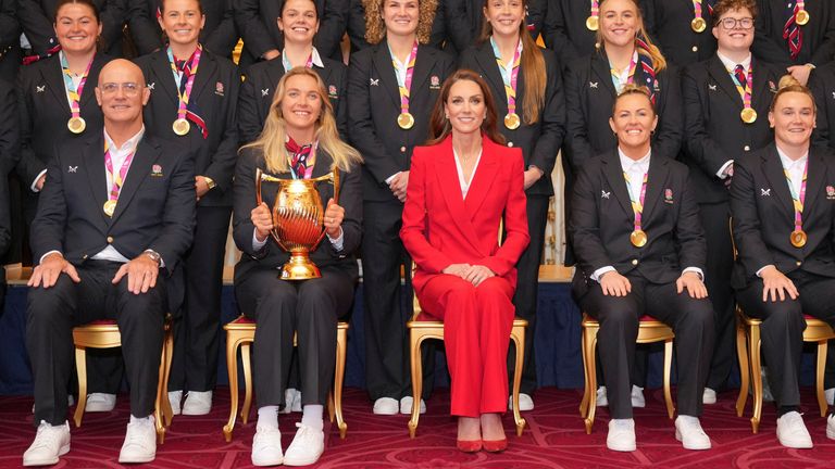 Kate, księżna Walii, z członkiniami angielskiej drużyny rugby kobiet w zamku Windsor. Fot: Reuters