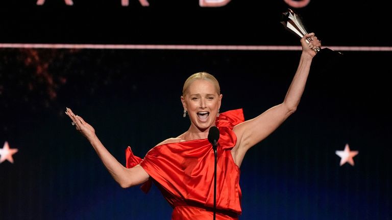 Katherine LaNasa, The Pitt rolüyle drama dizisinde en iyi yardımcı kadın oyuncu ödülünü kazandı. Resim: AP