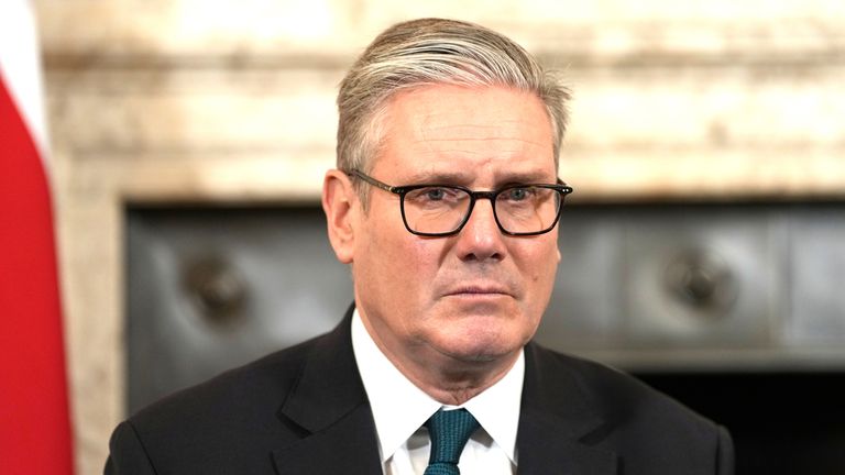 Keir Starmer słucha ocalałej z Holokaustu, Mali Tribich. Zdjęcie: PA