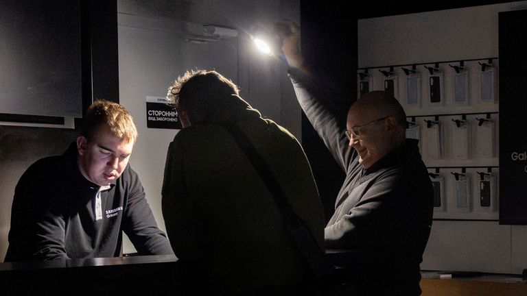 停電期間，哈爾科夫的一家手機商店仍然營業。照片：路透社