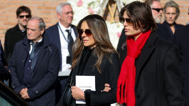 Aktris Liz Hurley ve oğlu Damian Hurley cenaze töreninde Fotoğraf: Reuters