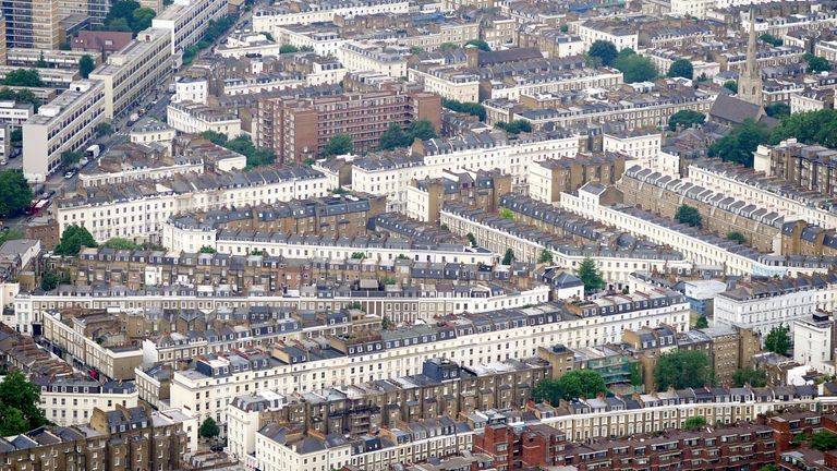 Według rządu, gdy zmiana wejdzie w życie w 2028 r., stawki czynszu za grunty spadną prawie milionowi osób. Zdjęcie: PA