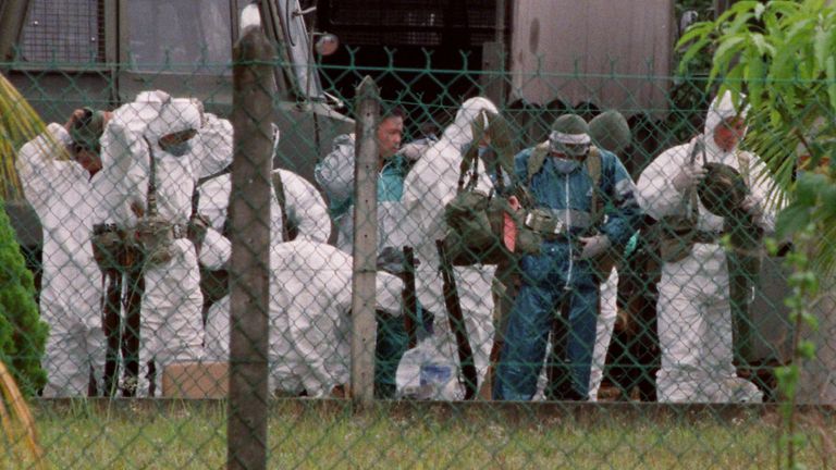 Soldados malaios reagem ao surto do vírus em 1999. Foto: Reuters