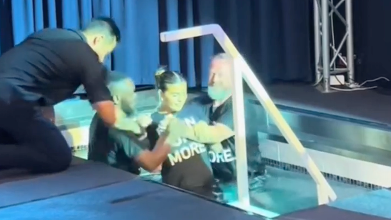 Matilda Draper vaftiz ediliyor. Resim: MatildaJDraper/TikTok