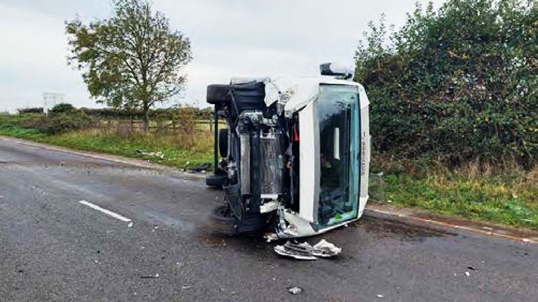 Samochód kempingowy również został poważnie uszkodzony. Zdjęcie: Policja w Suffolk