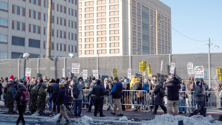 Protestocular Pazar günü Maduro'nun tutulduğu New York gözaltı merkezinin önünde toplandı. Resim: AP