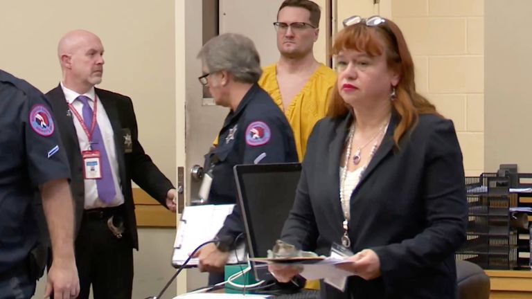 Michael David McKee 12 Ocak'ta mahkeme salonuna giriyor. Resim: WIFR Haberleri/AP aracılığıyla Havuz Fotoğrafı