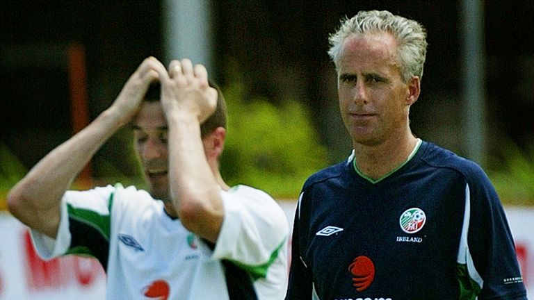 McCarthy (sağda), Keane'in Mayıs 2002'de Saipan'da antrenman yaparken antrenman maçında puan kaybetmeye verdiği tepkiyi izliyor. Resim: Reuters