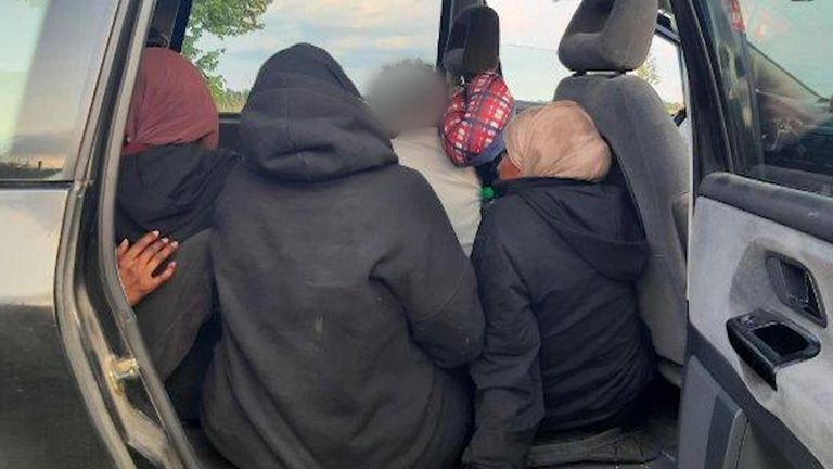 Migrantes em carro sem cinto de segurança. Foto: Passeio da Polícia Federal