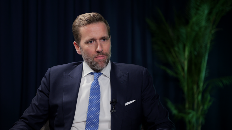 Johnson disse a Frost que teria preferido que os Estados Unidos tivessem assegurado o local da embaixada.