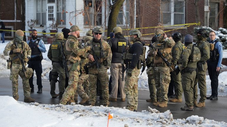 ICE üyeleri olay yerinde. Resim: Reuters