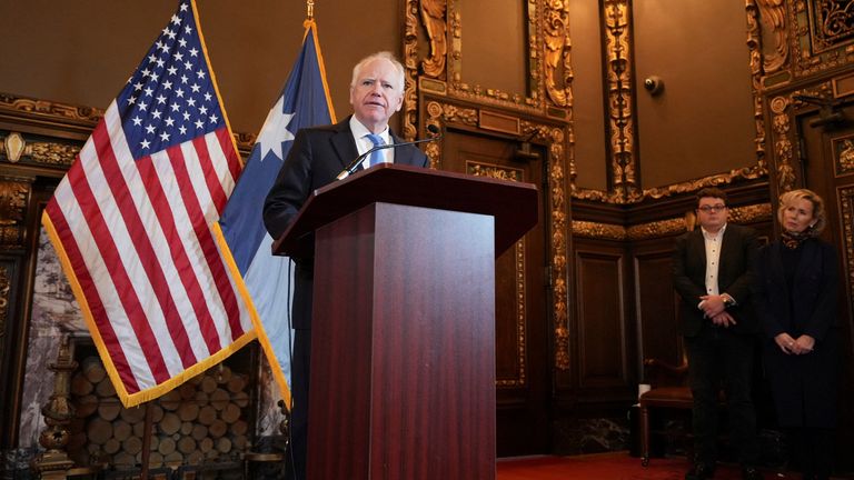 Minnesota Valisi Tim Walz gazetecilere konuşuyor. Resim: Reuters