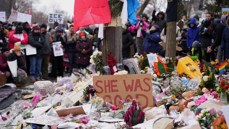 Ludzie stoją przed prowizorycznym pomnikiem Renee Good podczas protestu przeciwko ICE w Minneapolis. Fot: Reuters