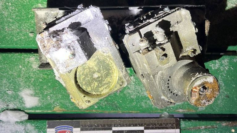 Acredita-se que seja um fragmento do míssil russo Oreshnik que atingiu a região de Lviv. Foto: AP