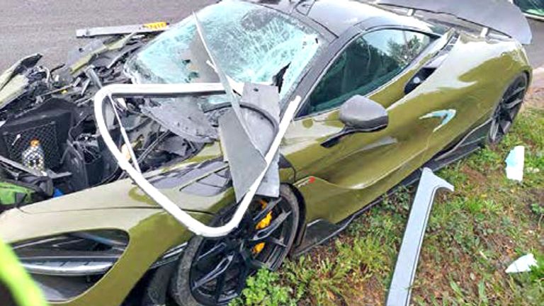 Zdjęcia pokazują uszkodzenia samochodu Strickland-Miller. Zdjęcie: Policja w Suffolk