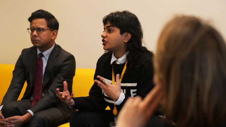 Bumble'ın güvenlikten sorumlu ürün müdürü Namrata Haribal, flört uygulamasının siber güvenlik flaş teknolojisini gösteriyor