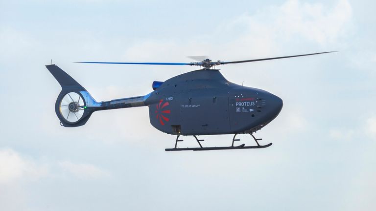 Pierwszy w Wielkiej Brytanii prawdziwie autonomiczny, pełnowymiarowy helikopter zakończył swój dziewiczy lot. Zdjęcie: Królewska Marynarka Wojenna