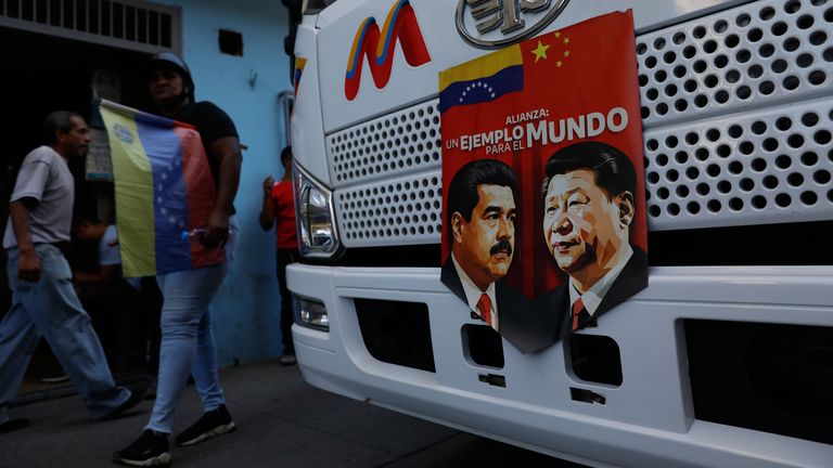 Nicolas Maduro ve Xi Jinping, ABD müdahalesine karşı pankart açtı. Resim: AP
