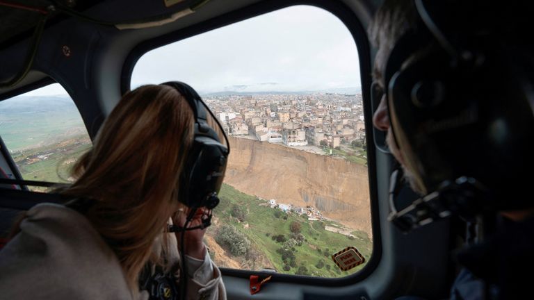 De Italiaanse premier Giorgia Meloni ziet een aardverschuiving in de Siciliaanse stad Niscemi. Foto: Italiaanse regering via Reuters