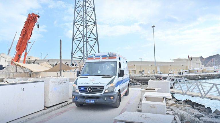 Op de kade wacht een ambulance. Afbeelding: Civiele Bescherming en Ambulance Autoriteit/X