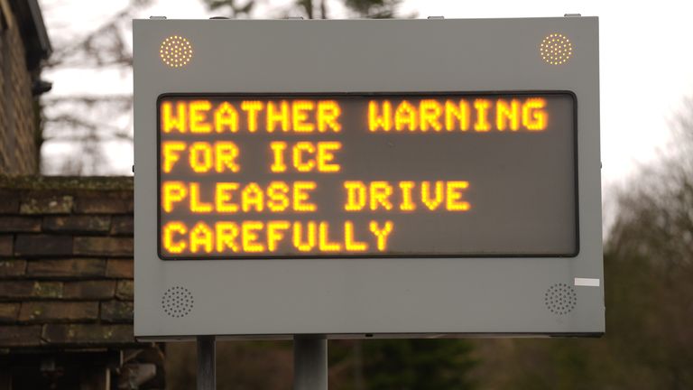 Peak District'teki Glossop'ta bir uyarı işareti. Resim: PA