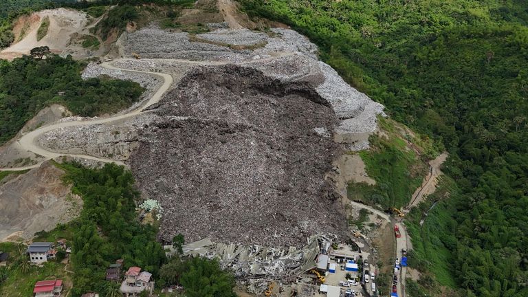 Perşembe öğleden sonra büyük bir çöp yığını çöktü. Resim: AP