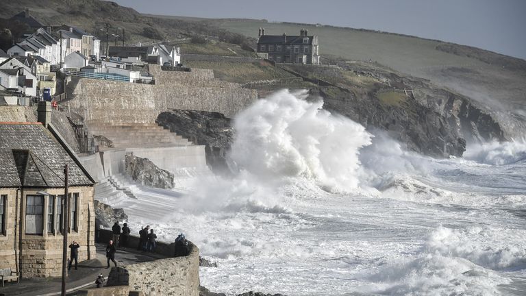 Dalgalar 2019'da Porthleven, Cornwall'da sahili dövüyor. Dosya resmi: PA