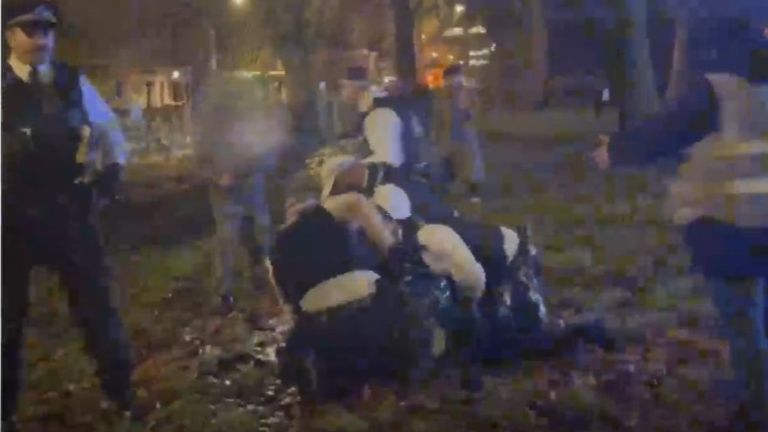 Memurlar tutuklama yapar. Resim: Ana tarafından sağlanmıştır