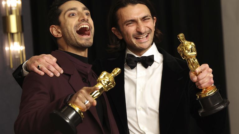 Ahmed ve Aneil Karia, The Long Goodbye adlı kısa filmiyle 2022'de Oscar kazandı. Resim: Reuters