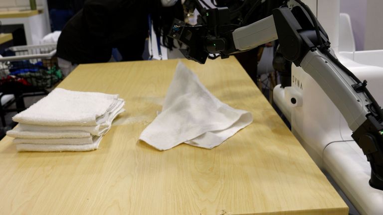 Robot havluları katlayabiliyor ama götüremiyor