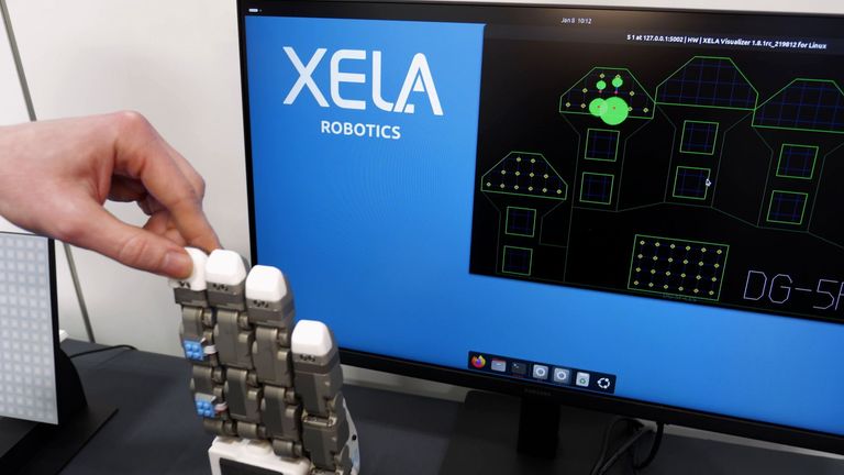 Bu robotik parmak uçlarındaki dokunsal sensörler, robotun tutmaya çalıştığı nesnenin ağırlığını ölçebilir