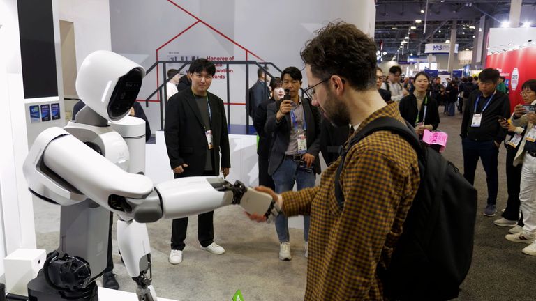 Bu robotun el sıkışması neredeyse insana benziyordu