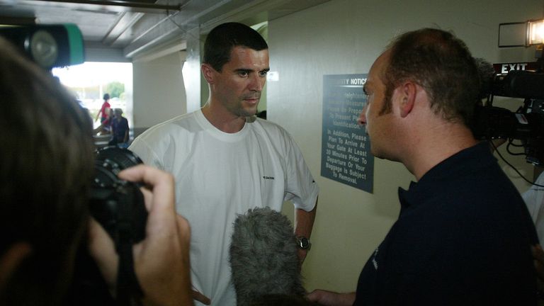 Keane, 2002 Dünya Kupası finallerinden evine dönerken Saipan Uluslararası Havalimanı'nda medyanın kendisine yaklaşmasıyla sessiz kaldı. Resim: Reuters