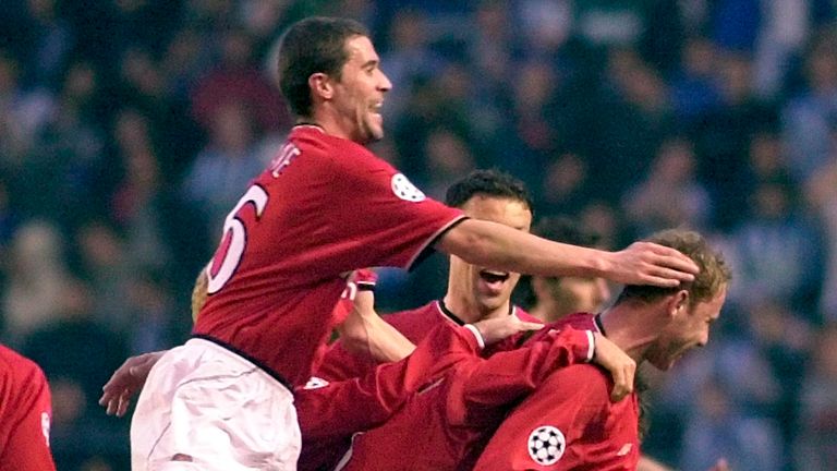 Keane (solda), Manchester United'ın golünü kutlarken David Beckham'la birlikte. Resim: AP