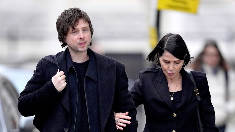 Sadie Frost z synem Finlayem Munro Kempem w drugim tygodniu procesu. Zdjęcie: PA