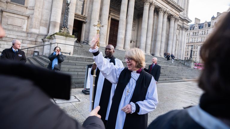 Dame Sarah Mullally, St Paul Katedrali'nin önünde iyi dileklerde bulunanlarla buluşuyor. Resim: PA
