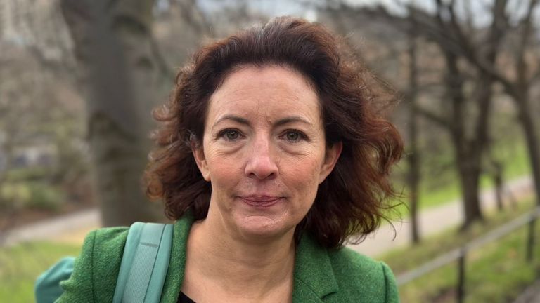 Dr. Christine Peters, Queen Elizabeth Üniversitesi Hastanesi'nde danışman mikrobiyolog