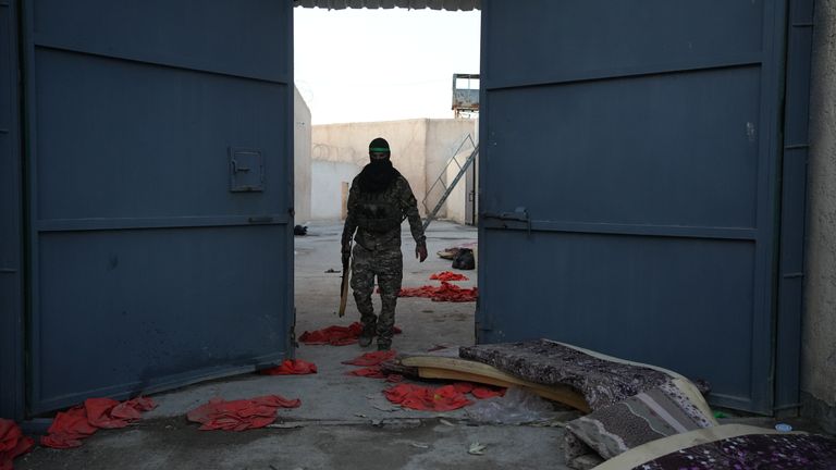 Um soldado do governo sírio na prisão de Shaddadi. Foto: AP