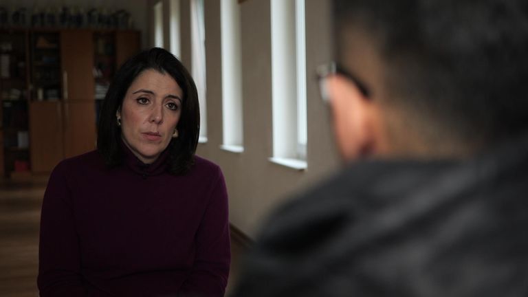 Siobhan Robbins conversa com Sayed