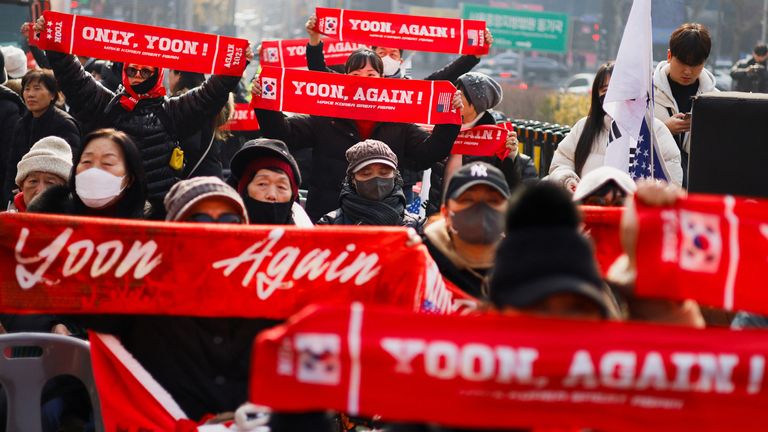 Skrajnie prawicowi protestujący zebrali się, aby wesprzeć Yoon w sądzie. Fot: Reuters. 
